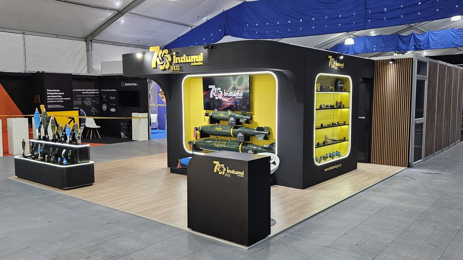 Montaje de stand comercial con diseño arquitectónico e iluminación de marca