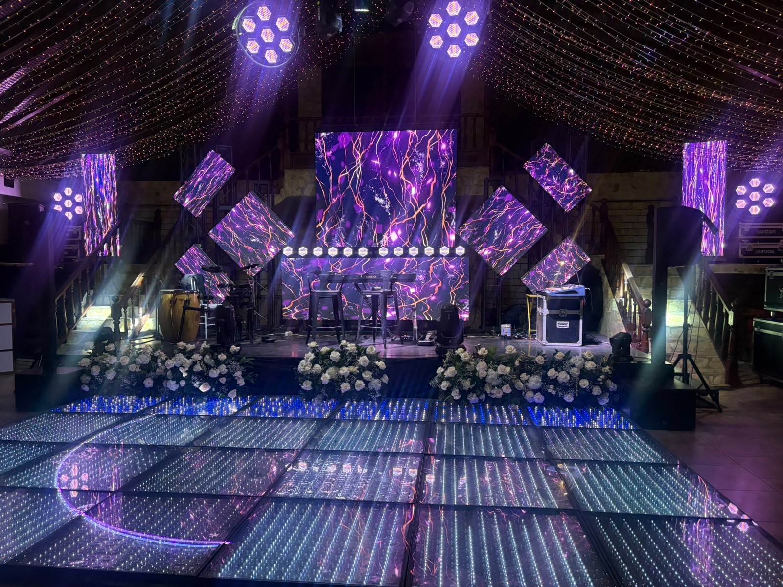 Escenario con pantallas LED, luces y montaje audiovisual producido por Chico Producciones
